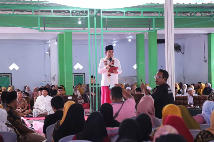 Bupati Jember Gus Fawait saat mengunjungi Ponpes Darul Arifin di Desa Curahkalong, Kecamatan Bangsalsari.  (Diskominfo Jember)