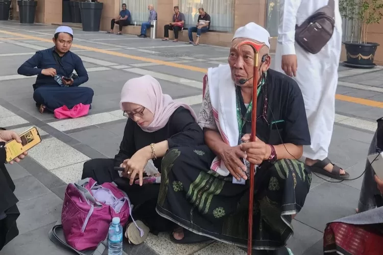 Dewan Pembina FK KBIHU, KH Agus Salim atau Gus Lim saat memberikan bimbingan haji kepada para jamaah. 