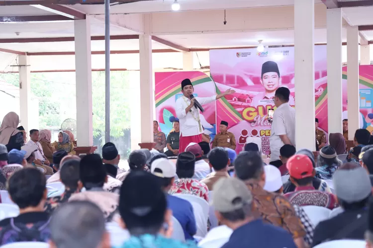 Bupati Jember Gus Fawait, saat menggelar pertemuan dengan Ketua RT/RW se-Kecamatan Bangsalsari.  (Diskominfo Jember)