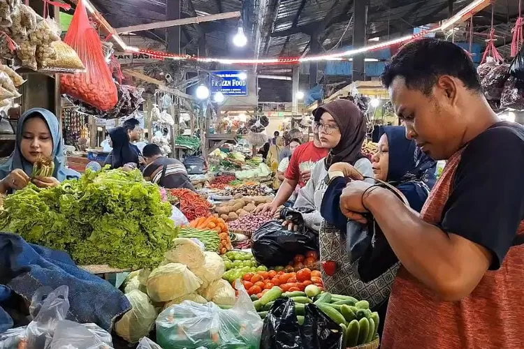 Sejumlah warga saat berbelanja sayuran di Pasar Rebo Purwakarta, Selasa 2 Desember 2025. (Foto: Aik/Metropolitan.id)
