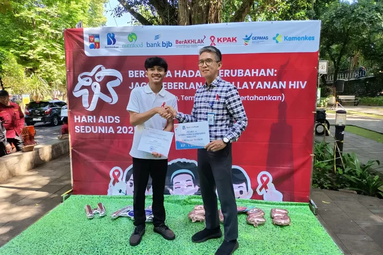 Penyerahan hadiah bagi pemenang lomba video kreatif dari PT BPR Bank Kota Bogor.  (Reza Metropolitan)