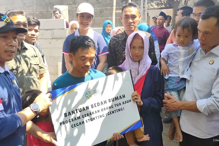 Menteri Kependudukan dan Keluarga Berencana Wihaji memberikan bantuan bedah rumah dan intervensi gizi buat KRS di Kabupaten Bogor (Dok Metropolitan)