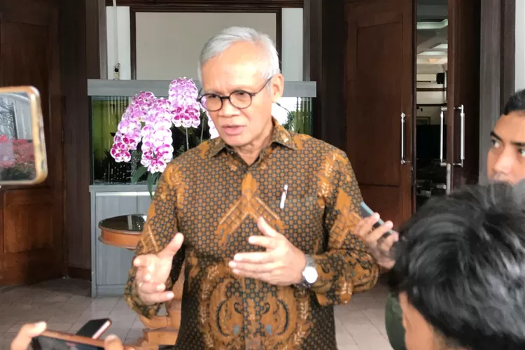 Wakil Ketua Komisi II DPR RI dari Fraksi PDI Perjuangan, Aria Bima memberikan keterangan kepada pewarta di Sukabumi. 