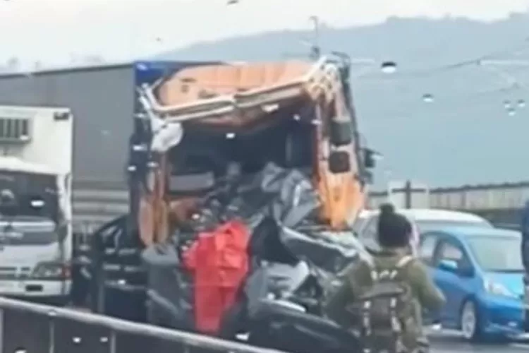 Tabrakan beruntun di Jalur Tol Purbaleunyi (Bandung-Jakarta) pada Selasa, 2 Desember 2025, sekitar pukul 14.00 WIB. (Tangkapan Layar)