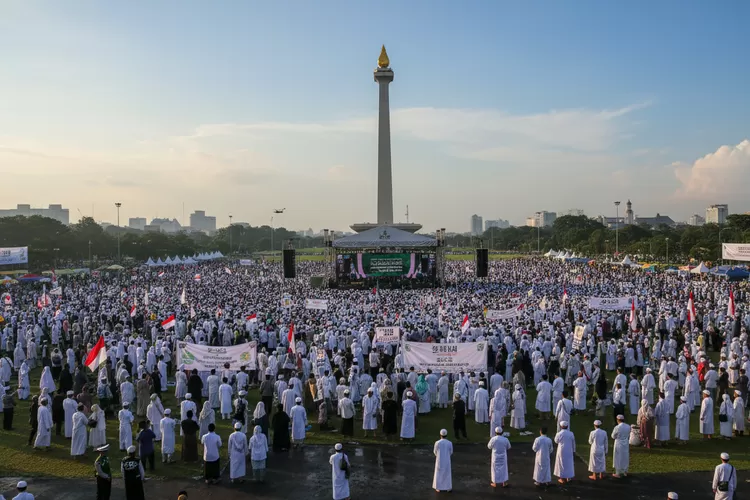 Catat 17 lokasi parkir buat peserta reuni akbar 212 di Monas hari ini (AI)