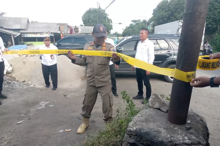 DLH bersama Satpol PP Purwakarta menutup lokasi pul pasir di Desa Cijantung, Kecamatan Sukatani yang diduga menjadi tempat penampungan limbah berbahaya, Selasa 2 Desember 2025. (Dok: DLH Purwakarta )