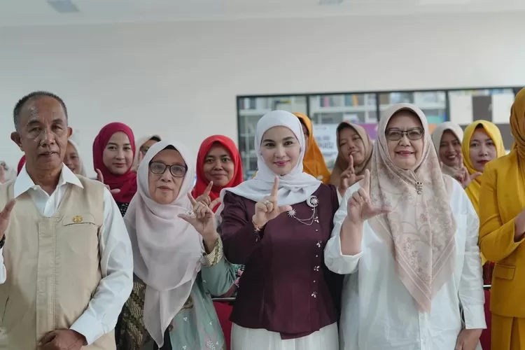 Foto bersama dalam kegiatan literasi keluarga yang diselenggarakan TP PKK Kota Sukabumi bersama Dispusip Kota Sukabumi. 