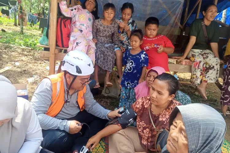 Tim relawan Gerakan Anak memberikan pengobatan buat korban bencana (Dok Metropolitan)