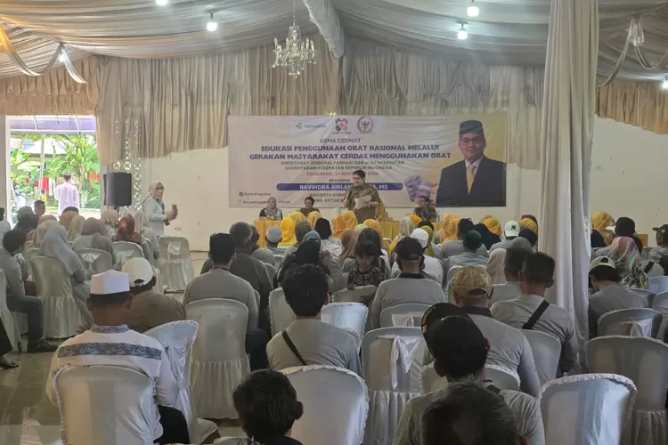 Anggota Komisi IX DPR, Ravindra Airlangga memberikan sambutan dalam kegiatan sosialisasi di Desa Tamansari, Kabupaten Bogor. 