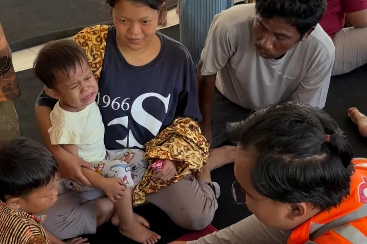 Tenaga kesehatan asal Bogor, Sugeng Wibisono saat memberikan pelayanan kesehatan kepada korban bencana di Batang Toru, Tapanuli Selatan, Sumatera Utara, Rabu (3/11).