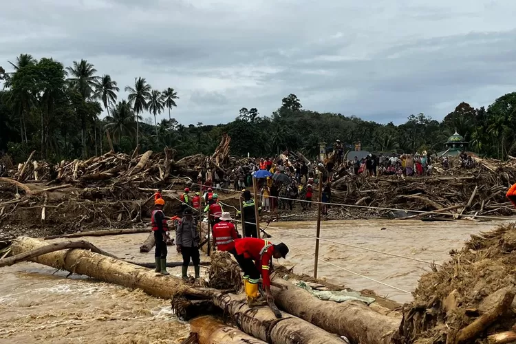 Greenpeace Sebut Ada Tiga Menteri yang Bertanggung Jawab&nbsp;Atas Tragedi Banjir Sumatera. (Jiddan/Metropolitan)