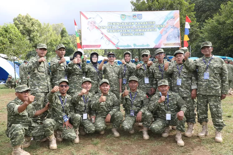 Bupati Purwakarta, Saepul Bahri Binzein (Om Zein) bersama para kepala desa yang mengikuti retret Apdesi di Saung Hibar, Kecamatan Kiarapedes, Rabu 3 Desember 2025. (Dok: Diskominfo)
