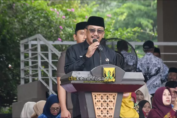 Bupati Sukabumi, Asep Japar memberikan sambutan dalam kegiatan pelantikan PPPK Paruh Waktu di lingkungan Pemkab Sukabumi. 