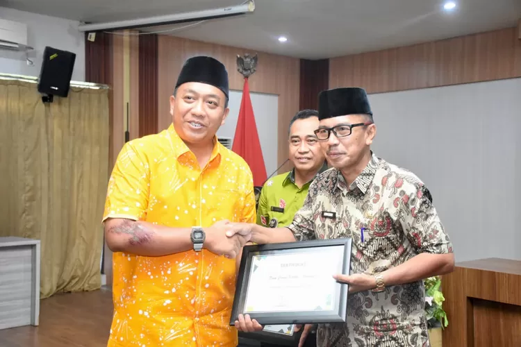 Bupati Situbondo Mas Rio saat menerima penghargaan Sanitasi Total Berbasis Masyarakat (STBM). (Diskominfo Situbondo)
