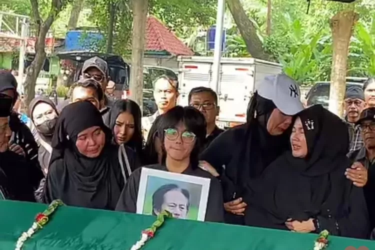 Isak tangis Karina Ranau tak terbendung saat prosesi pemakaman Kang Mus alias Epy Kusnandar (Lintang wibowo - harianterbit)
