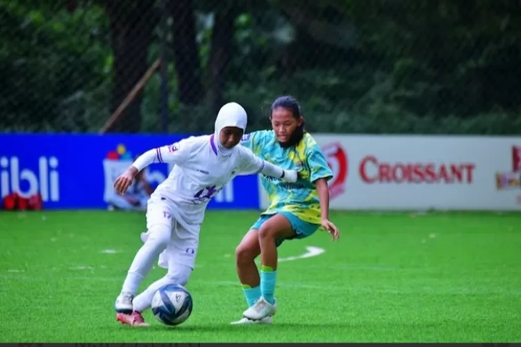 Indira Kirani Jagad (Jersey putih) jadi salah satu pemain Persipo Putri Purwakarta yang berpeluang menjadi top skor di Hydroplus Soccer League. (Dok: Persipo)