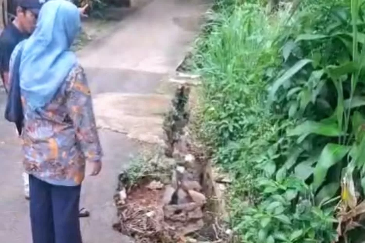 Ketua Badan Kehormatan (BK) DPRD Kota Depok, Dr. Hj. Qonita Lutfiah saat meninjau kondisi drainase di Duren Seribu. (Agus Metropolitan)