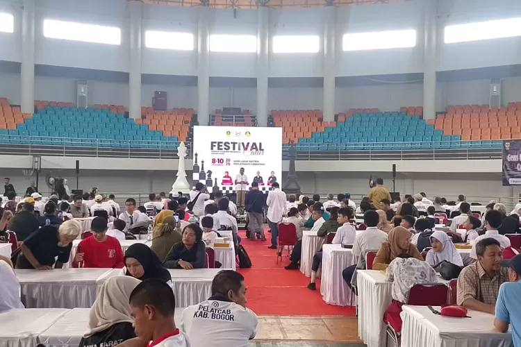 Suasana pertandingan Festival Catur Kabupaten Bogor 2025 yang digelar di GOR Laga Satria Pakansari, Cibinong, Kabupaten Bogor. 