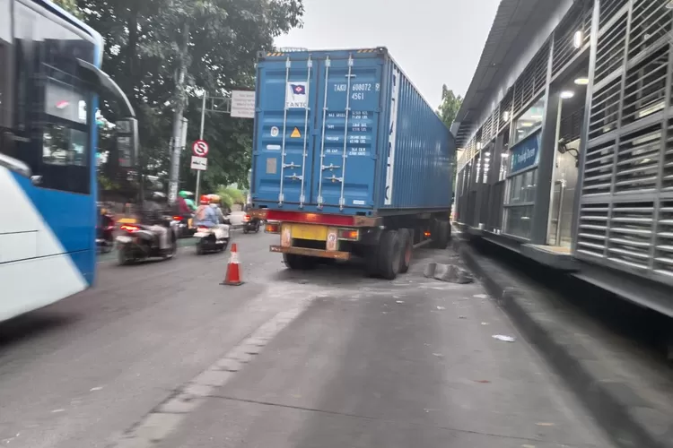 Lalu lintas terhambat akibat kecelakaan truk  trailer  tabrak separator busway di Jalan S Parman. (X/@TMCPoldaMetro)