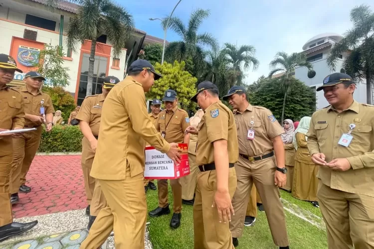 Kegiatan mengumpulkan donasi bagi korban bencana Sumatera yang dilakukan ASN Pemkot Depok. 