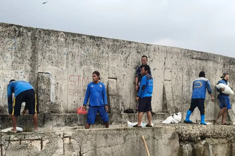 Gubernur DKI Jakarta, Pramono Anung cegah bencana banjir semakin parah, perbaiki tanggul bocor di Jakut (beritajakarta.id)