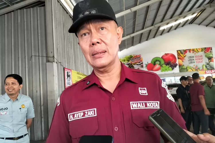 Wali Kota Sukabumi, Ayep Zaki memberikan keterangan terkait kasus korupsi yang melibatkan Kepala Disdukcapil Kota Sukabumi. 