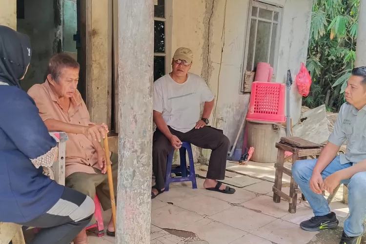 Anggota DPRD Kota Depok, Abdul Khoir saat menyambangi rumah warga yang terkena dampak longsor di Jatijajar.  (Agus Metropolitan)