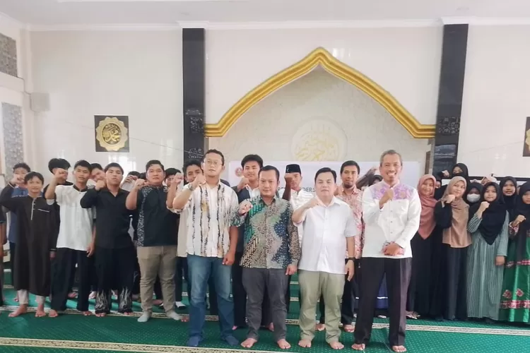Ketua DPRD Kota Bogor, Adityawarman Adil foto bersama jajaran Pengurus Daerah Pemuda Muhammadiyah Kota Bogor. 