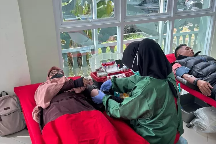 Pelayanan kesehatan yang diberikan Tim Gerakan Anak Negeri bagi korban bencana Sumatera. 