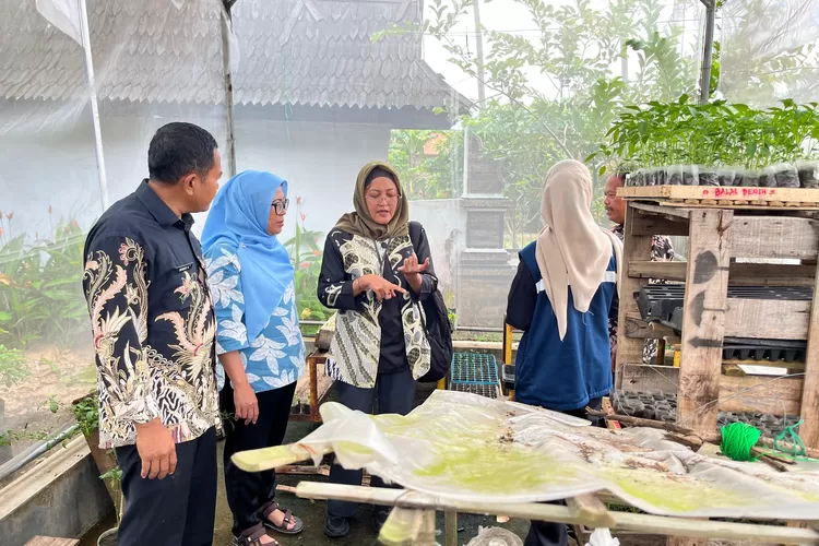 Dispangtan Purwakarta kembangkan metode refleksi aromatik, yakni pemasangan aroma penghalau hama pada fase awal penanaman, sebagai pengganti pestisida yang biasanya digunakan petani. (Foto: Aik/Metropolitan)