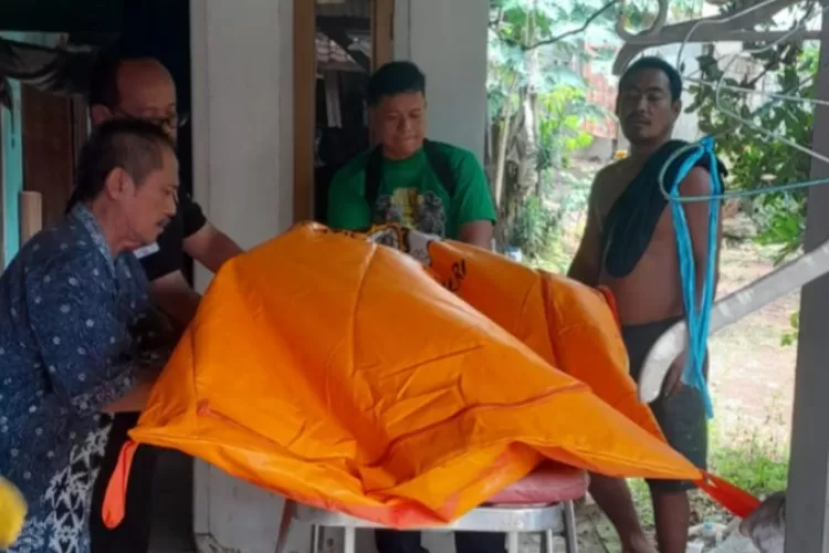 Proses evakuasi jenazah MS, pria warga Desa Cipancur, Kecamatan Cibatu ke RSUD Bayu Asih Purwakarta, Kamis 11 Desember 2025. (Dok: Polsek Cibatu)