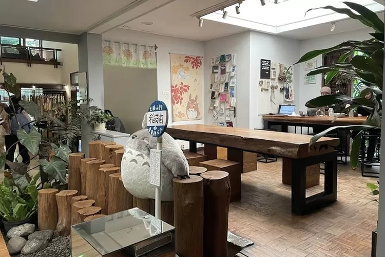 Salah satu rekomendasi tempat makan dengan konsep unik bertema film, anime, dan webtoon di Bandung yaitu Kurokoffe. (Google Maps)