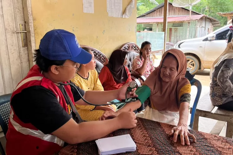 Suasana pelayanan kesehatan di Posko Gerakan Anak Negeri di Desa Gunung Kelambu, Kecamatan Badiri, Kabupaten Tapanuli Tengah. 