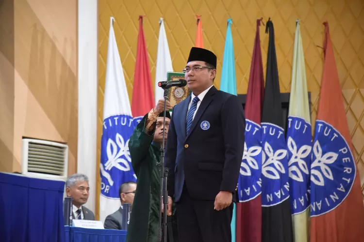 Pengambilan sumpah jabatan Dr Alim Setiawan Slamet yang ditunjuk menjadi Rektor IPB University. 