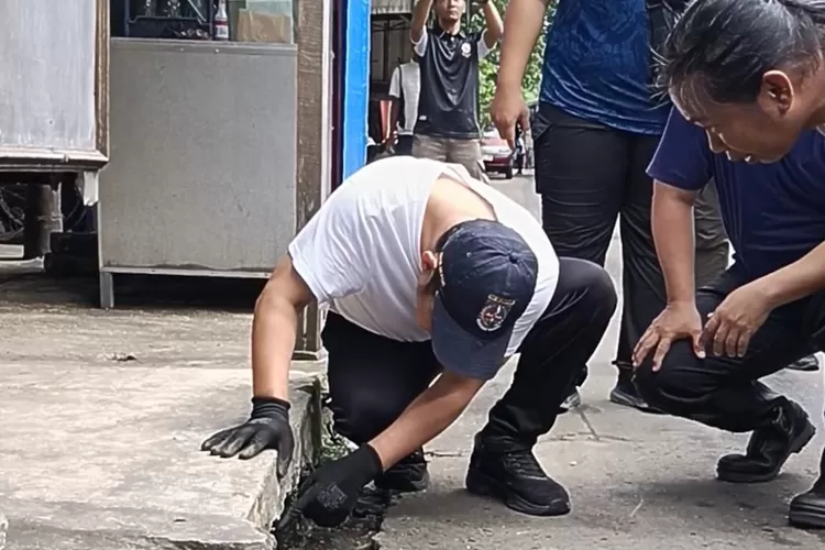 Wakil Wali Kota Depok saat meninjau saluran di pasar Kemiri.  (Agus Metropolitan)