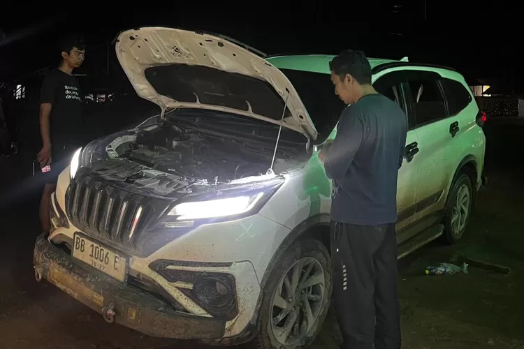 Kendaraan yang digunakan Tim Gerakan Anak Negeri mengalami mogok saat akan memberikan pelayanan kesehatan bagi warga terdampak bencana Sumatera. 