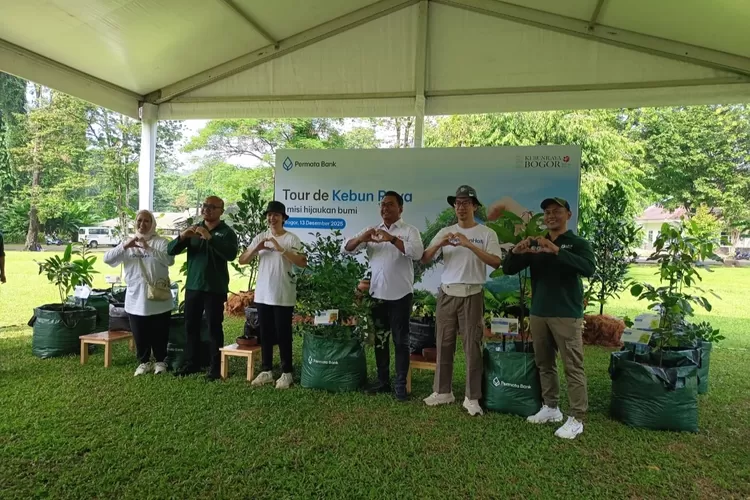 Foto bersama usai penanaman pohon yang dilakukan Permata Bank di Kebun Raya Bogor.  (Reza Metropolitan)