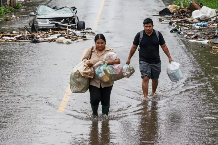 Korban bencana banjir dan longsor di Sumatera terus bertambah, sebanyak 1.016 orang meninggal dunia, 212 lainnya masih dalam pencarian (Freepik)