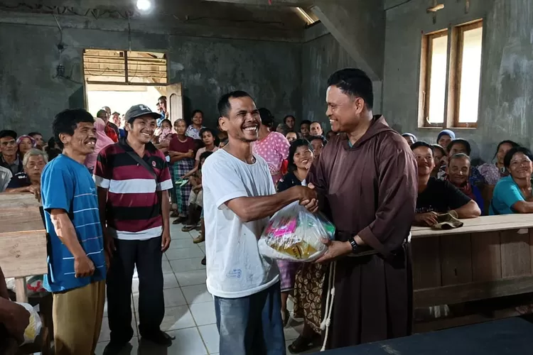 Penyerahan bantuan yang diberikan AUJP kepada korban bencana Sumatera. 