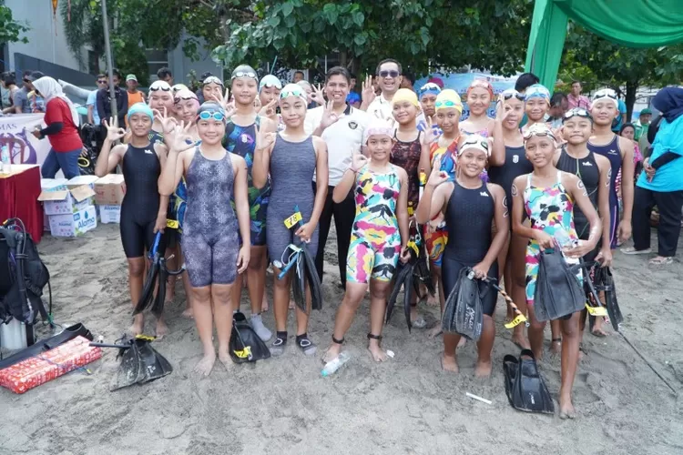 Kejuaraan Tingkat Nasional Open Water Finswimming dan Orientasi Bawah Air Piala Gubernur Jawa Timur 2025 yang berlangsung di Pantai Pasir Putih, Situbondo, 12&ndash;14 Desember 2025. Foto : Aldick JNR