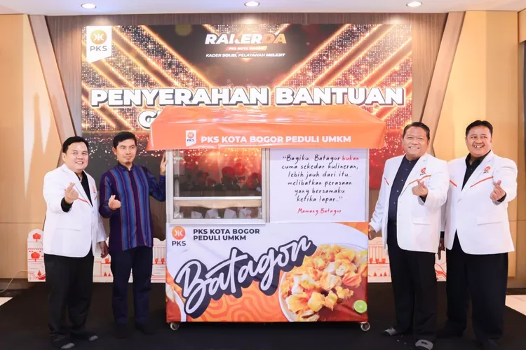 Saat Rakerda, PKS Kota Bogor membagikan gerobak UMKM gratis buat kader. Adityawarman Adil sebut itu untuk kemandirian kader (PKS)