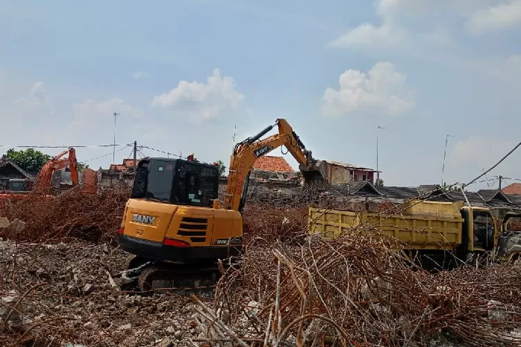 Dua alat berat terpantau digunakan untuk pembongkaran gedung Pasar Jumaah Purwakarta, Kamis 11 Desember 2025. (Foto: Aik/Metropolitan)