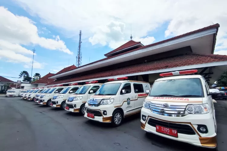 Tingkatkan pelayanan dasar, Pemkab Lumajang serahkan ambulans desa di momen Harjalu ke-770.  (Diskominfo Lumajang)