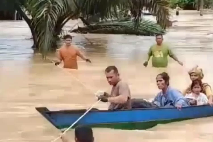 Inilah kisah heroik Aipda Jhon Kennedy yang selamatkan ratusan jiwa di Sungai Batang Toru Tapanuli Selatan, saat bencana Sumatera (ist)