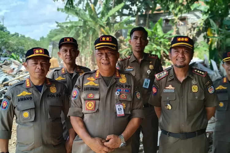 Petugas Satpol PP Kota Depok saat dilokasi penertiban di GDC.  (Agus Metropolitan)