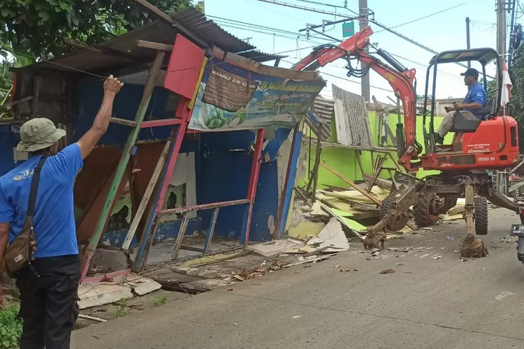 Suasana penertiban bangunan liar yang berdiri di atas saluran air di kawasan Kemiri Muka, Depok.  (Agus Metropolitan)