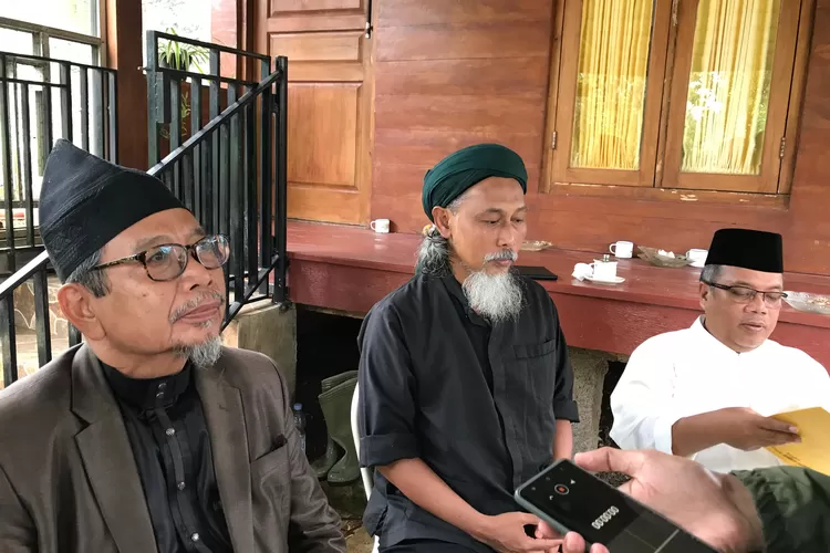 Pimpinan Pondok Pesantren Al-Fath, KH. Raden Muhammad Pajar Laksana memberikan keterangan kepada pewarta. 