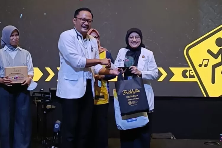 Penyerahan penghargaan bagi RSUD Kota Bogor di ajang CREATIVFEST 2025.
