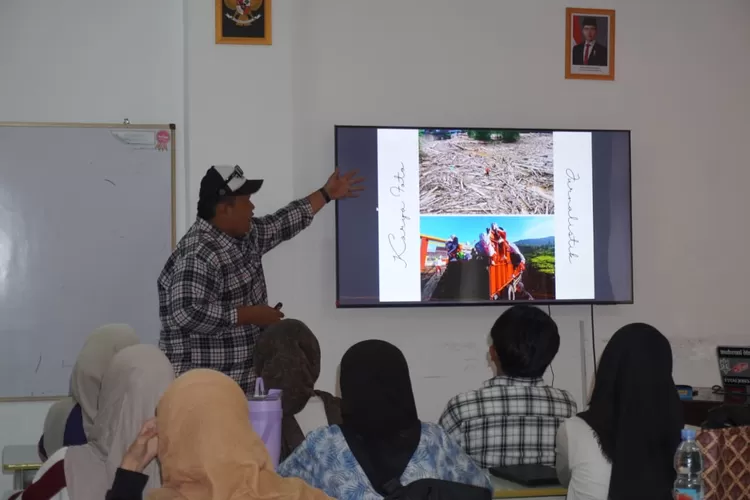 Dalam mata kuliah bahasa jurnalistik, mahasiswa Sains Komunikasi FISIP Unida belajar bersama wartawan di kelas praktisi mengajar (Dok pribadi)