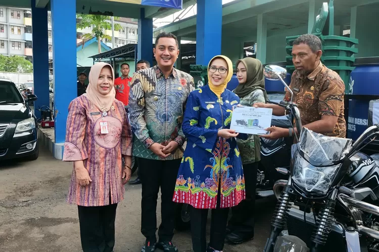 Bupati Lumajang Bunda Indah Amperawati saat menyerahkan insentif program Desa Berseri.  (Diskominfo Lumajang)